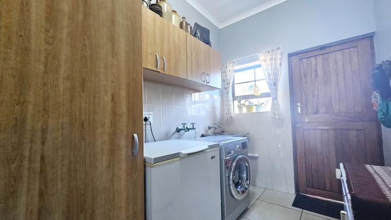 6 Bedroom Property for Sale in Fraaiuitsig Western Cape
